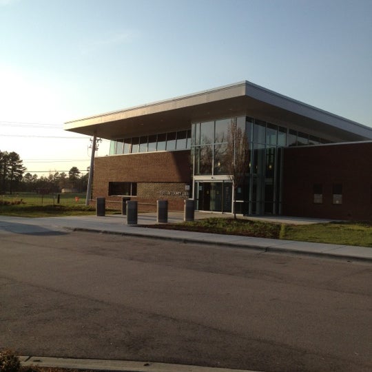 Foto tirada no(a) Durham County Library - South Regional por Lesley L. em 3/19/2012