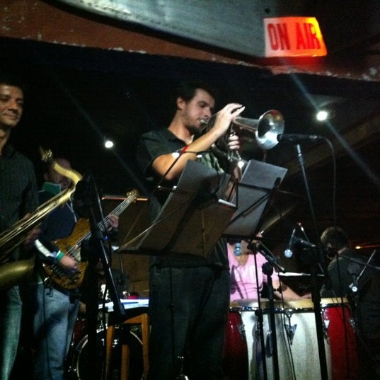 Foto scattata a Jazz nos Fundos da Sergio M. il 5/5/2012