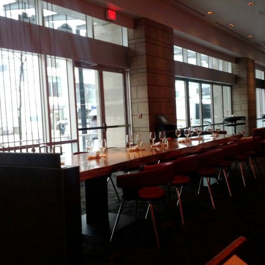 2/18/2012에 Armin A.님이 Prestons Restaurant + Lounge Vancouver에서 찍은 사진