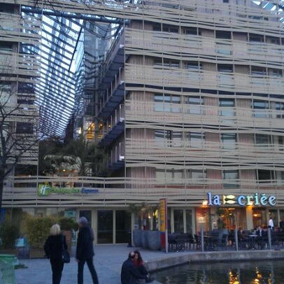 Foto diambil di Holiday Inn Express - Canal de la Villette oleh Robert W. pada 3/16/2012