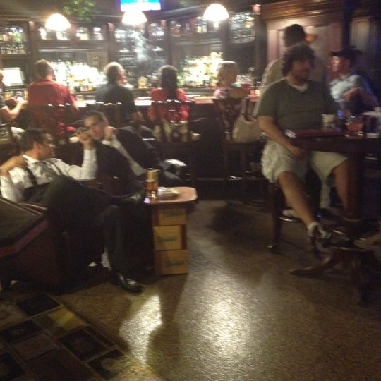 8/17/2012 tarihinde Max C.ziyaretçi tarafından Jenuwine Cigar Lounge'de çekilen fotoğraf
