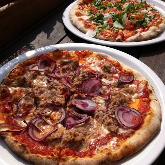 Die Pizzen sind grandios! zB Tonno oder Bruschetta…
