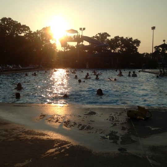Foto tirada no(a) Edina Aquatic Center por Chase S. em 7/15/2012