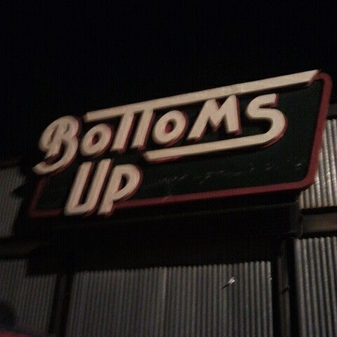 Foto tomada en Bottoms Up Bar &amp; Grill  por Taylor L. el 8/26/2012