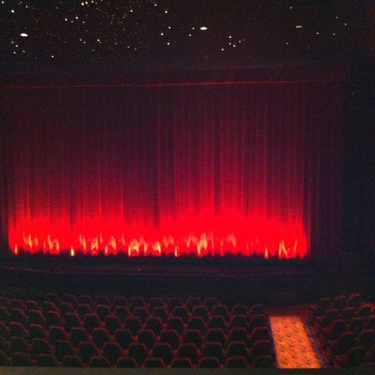 รูปภาพถ่ายที่ The State Theatre โดย Michael A. เมื่อ 8/26/2012