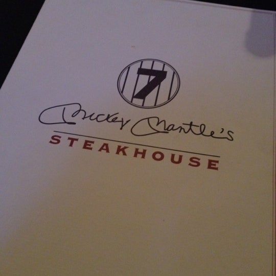 Foto tomada en Mickey Mantle&#39;s Steakhouse  por Joe O. el 3/14/2012