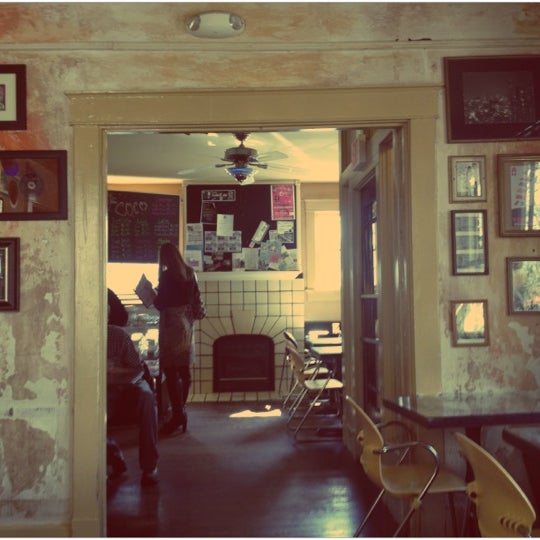 2/21/2012 tarihinde T-Bone C.ziyaretçi tarafından Cafe Coco'de çekilen fotoğraf