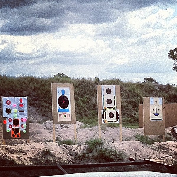 Снимок сделан в Okeechobee Shooting Sports пользователем Alessandra J. 5/27/2012