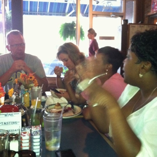 Снимок сделан в Captain Ratty&#39;s Seafood Restaurant пользователем Nannette J. 9/8/2012