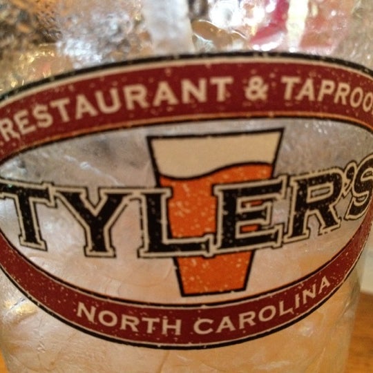 7/28/2012にLuisがTyler&#39;s Restaurant &amp; Taproomで撮った写真