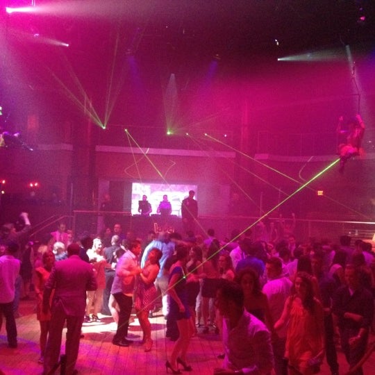 Das Foto wurde bei Lava Nightclub at Turning Stone Resort Casino von Braheem K. am 7/8/2012 aufgenommen