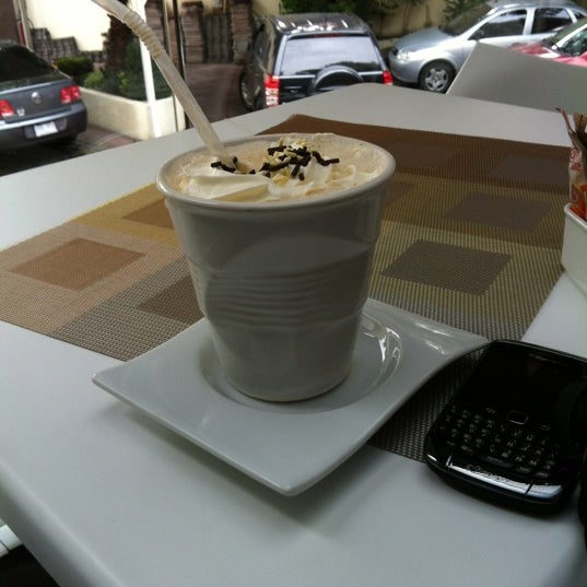 6/21/2012 tarihinde Rosendo L.ziyaretçi tarafından Aroma Coffee and Friends'de çekilen fotoğraf