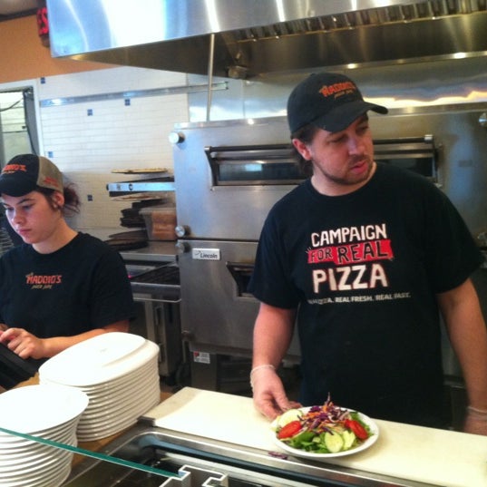 6/17/2012 tarihinde Dominic T.ziyaretçi tarafından Uncle Maddio&#39;s Pizza Joint'de çekilen fotoğraf