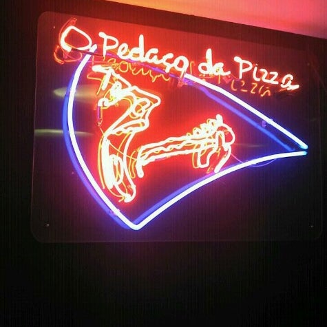 Photo taken at O Pedaço da Pizza by Paulo O. on 6/25/2012