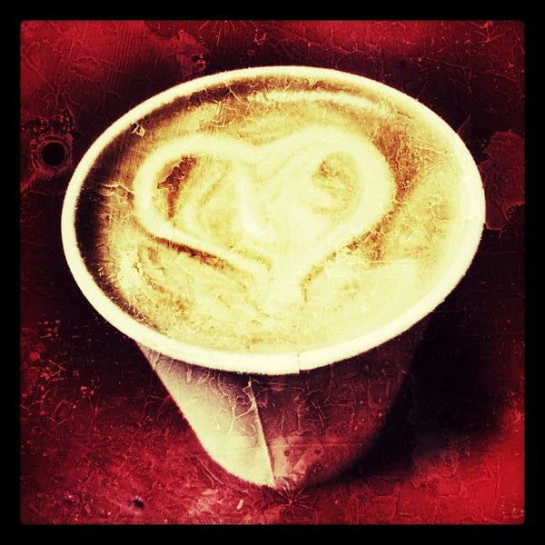 Photo prise au East Village Coffee Lounge par Leslie le8/17/2012