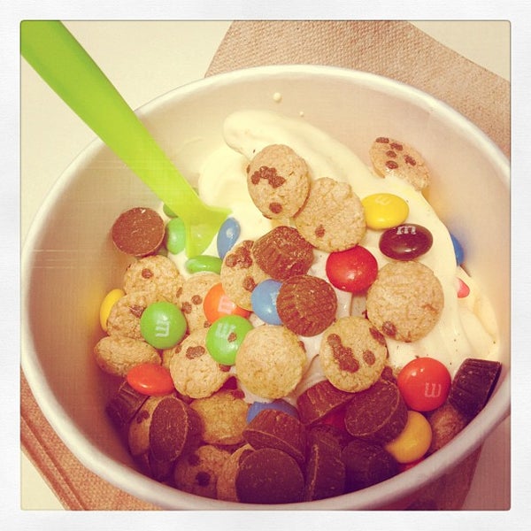 Снимок сделан в Yoppi Frozen Yogurt пользователем Tiffany E. 8/15/2012