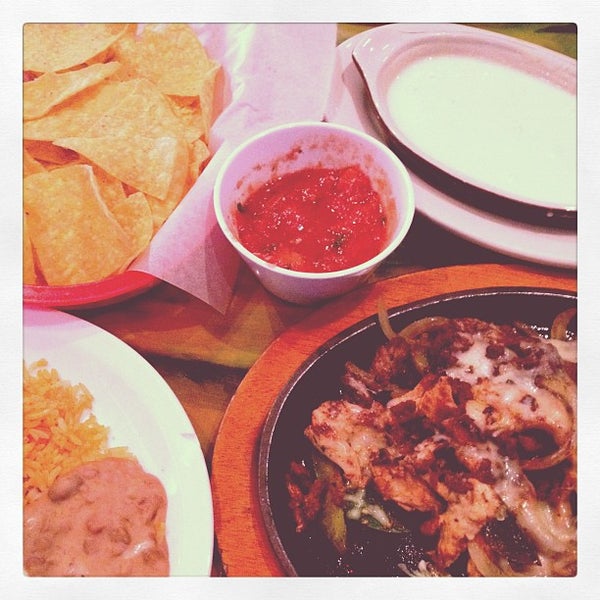 4/15/2012 tarihinde Kristi M.ziyaretçi tarafından El Agave Mexican Restaurant'de çekilen fotoğraf