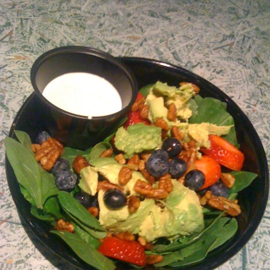 Снимок сделан в Treza Fine Salad &amp; Wood-Fired Pizza Co пользователем Emily 3/7/2012
