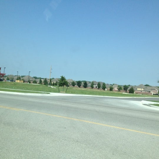 Foto tirada no(a) Tulsa Hills Shopping Center por Preston G. em 5/5/2012