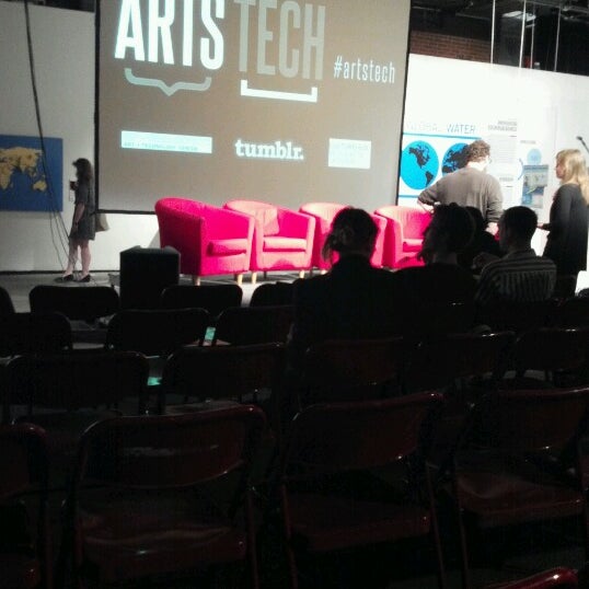 Foto tomada en Eyebeam Art + Technology Center  por Kristin R. el 6/13/2012