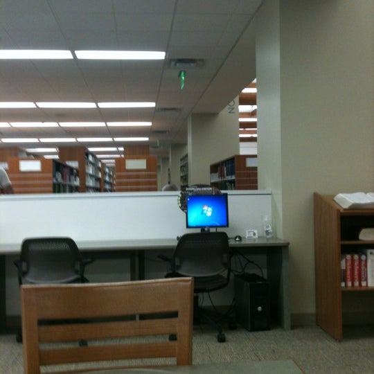 6/1/2012 tarihinde Win K.ziyaretçi tarafından Fullerton Public Library - Main Branch'de çekilen fotoğraf