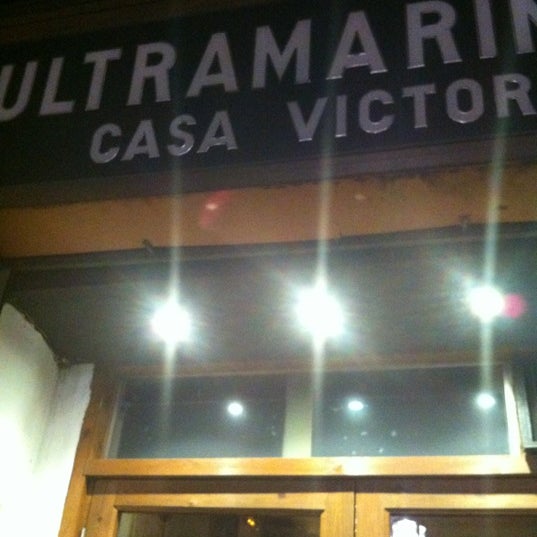 Photo taken at Ultramarinos Hendrick&#39;s Bar by Raúl M. on 3/31/2012