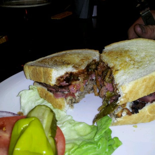 Das Foto wurde bei The Burger Saloon von Austin B. am 8/2/2012 aufgenommen