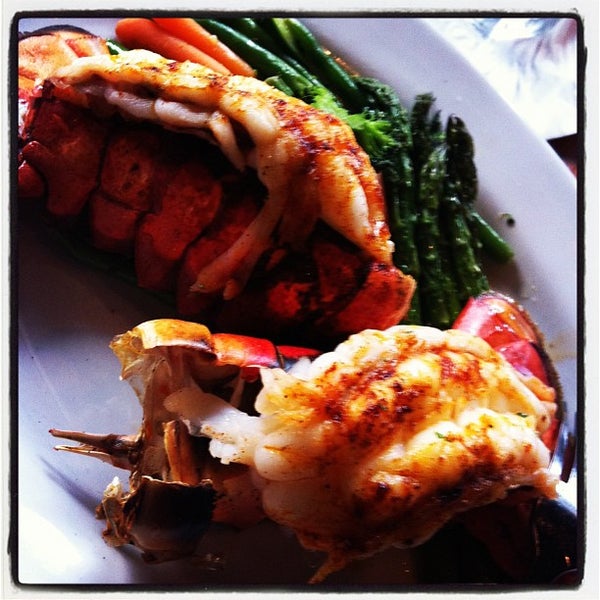 Снимок сделан в Leo&#39;s Seafood Restaurant &amp; Bar пользователем Dyan Y. 3/25/2012
