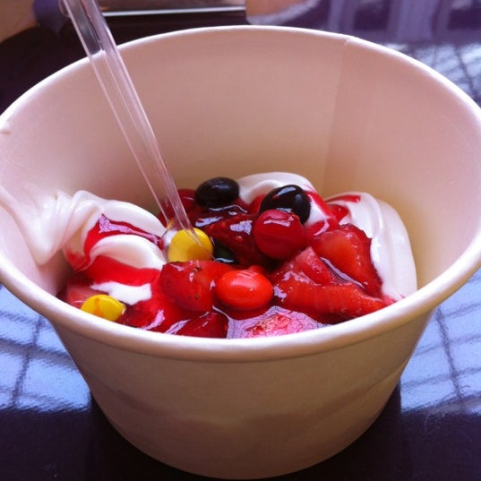 Photo taken at YOGU кафе, натуральный замороженный йогурт by Елена🎀 Д. on 8/29/2012