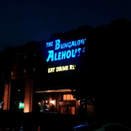 Foto tirada no(a) The Bungalow Alehouse por Meghann O. em 6/9/2012