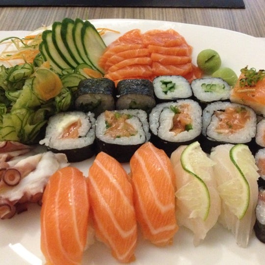 Снимок сделан в Taiko Sushi Bar пользователем Adriane A. 3/23/2012
