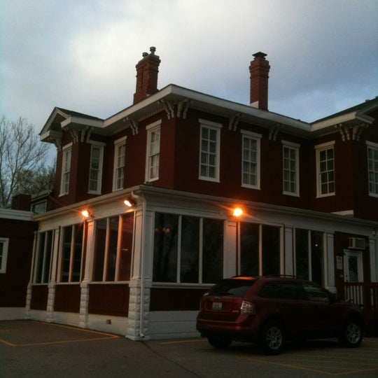 Foto diambil di Chesapeake Seafood House oleh Jackie T. pada 3/18/2012