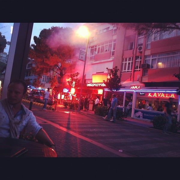 รูปภาพถ่ายที่ Chicken Last Stop โดย Cengiz เมื่อ 8/12/2012