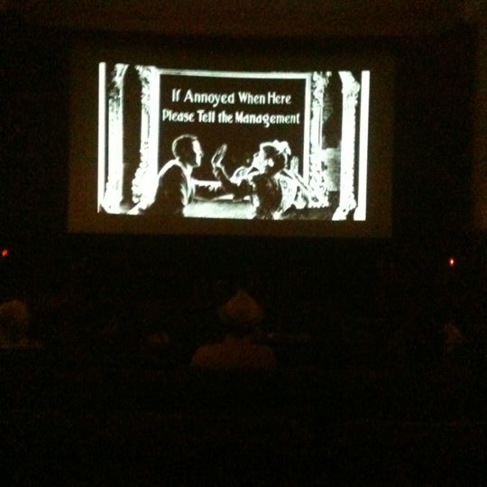 Foto tomada en Revue Cinema  por Christopher S. el 7/9/2012