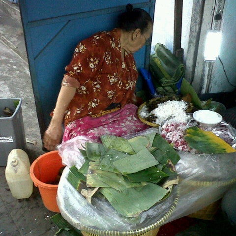 tiwul depan gereja tiwul depan gereja