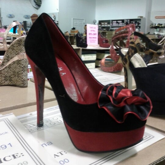 Photo prise au K &amp; D Shoe Warehouse par Rena S. le8/31/2012