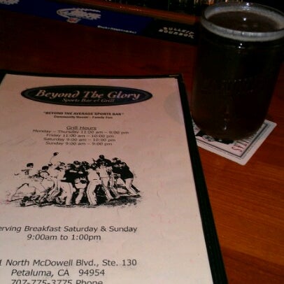 Foto tirada no(a) Beyond The Glory Sports Bar &amp; Grill por Felicia M. em 6/25/2012