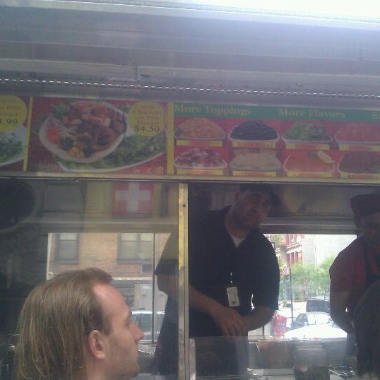 4/18/2012にHoldenがRafiqi&#39;s Halal Foodで撮った写真