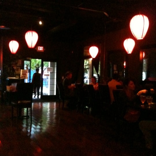 5/8/2012 tarihinde Sandra D.ziyaretçi tarafından Zuma Sushi Bar'de çekilen fotoğraf