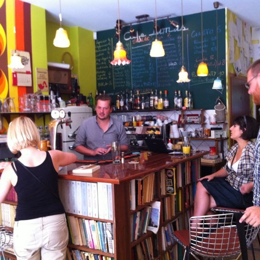 รูปภาพถ่ายที่ Cafe Lamus โดย Domagoj L. เมื่อ 6/18/2012