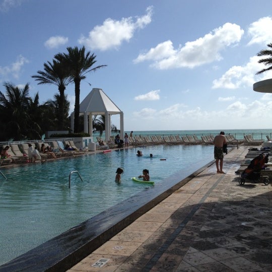 Foto diambil di Pool at the Diplomat Beach Resort Hollywood, Curio Collection by Hilton oleh DeeJay D. pada 3/22/2012