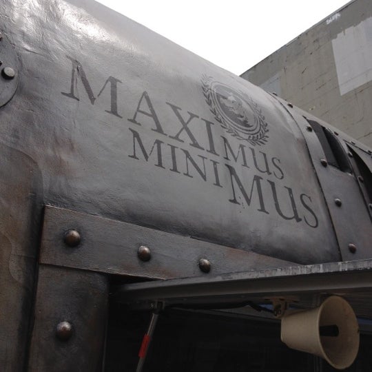 รูปภาพถ่ายที่ Maximus / Minimus โดย April S. เมื่อ 5/29/2012