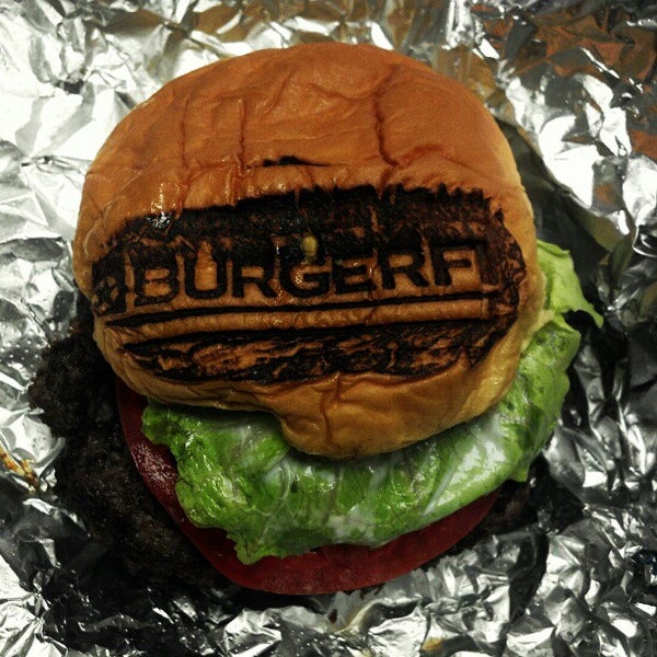 Foto tomada en BurgerFi  por Mario F. el 4/6/2012