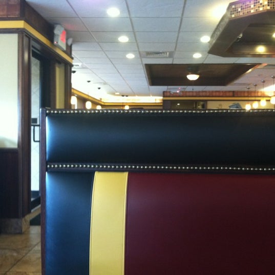 Foto diambil di Colony Diner &amp; Restaurant oleh Joseph U. pada 6/4/2012