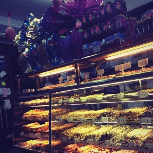 3/25/2012 tarihinde Bel R.ziyaretçi tarafından LaGuli Pastry Shop'de çekilen fotoğraf
