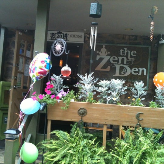 Photo prise au Zen Den Coffee Shop par Alison le8/19/2012