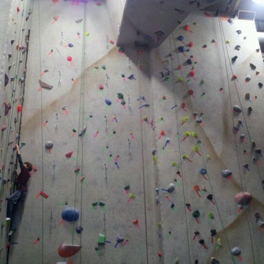 2/11/2012 tarihinde Greg D.ziyaretçi tarafından Ibex Climbing Gym'de çekilen fotoğraf