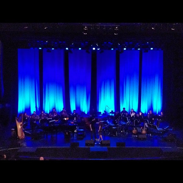 รูปภาพถ่ายที่ The Centre in Vancouver for Performing Arts โดย Billy H. เมื่อ 6/2/2012