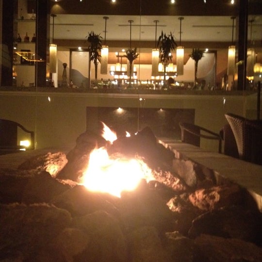 Foto diambil di Blanca Blue Restaurant &amp; Lounge oleh Carlos Q. pada 3/31/2012