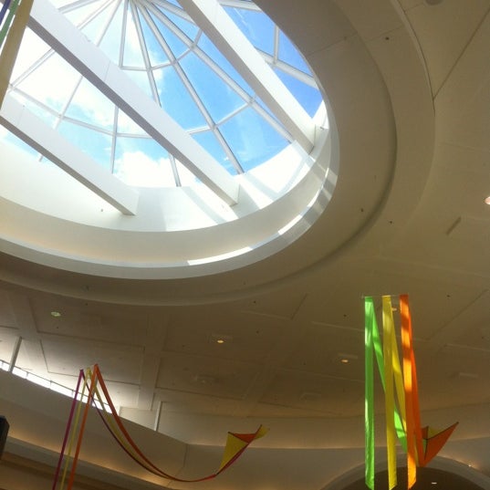 รูปภาพถ่ายที่ Oakland Mall โดย Jeongwook L. เมื่อ 9/9/2012